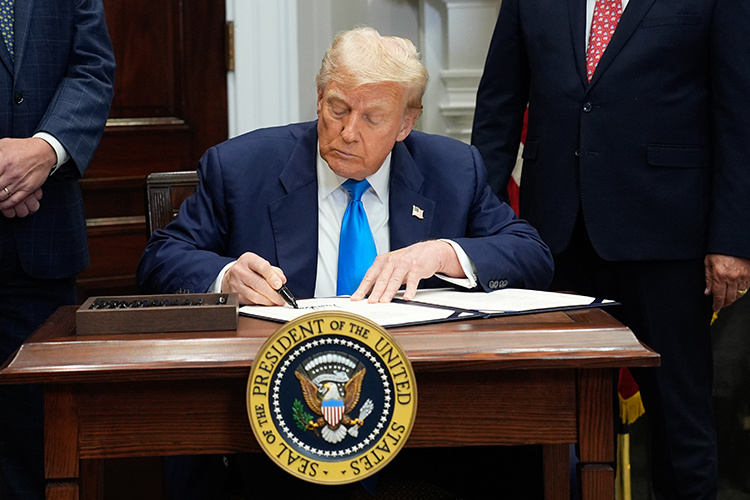    Сегодня введен обещанный «пакет» импортных пошлин США. Указ о введении тарифов в размере от 10 до 41% в отношении 69 стран и Евросоюза Дональд Трамп подписал в ночь на 1 августа.   
Фото: © Yuri Gripas — Pool via CNP / Keystone Press Agency / www.globallookpress.com