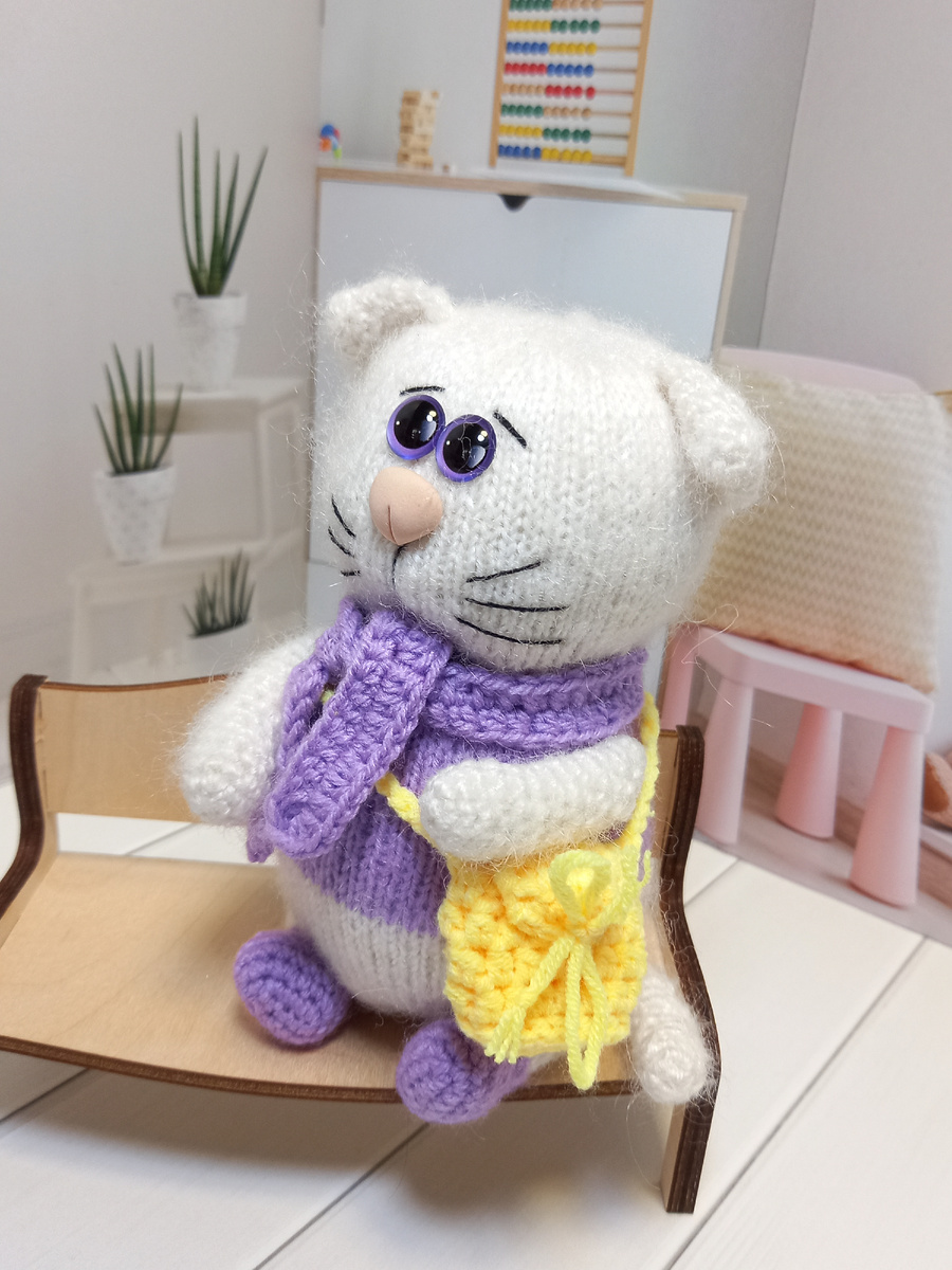 Котик спицами.