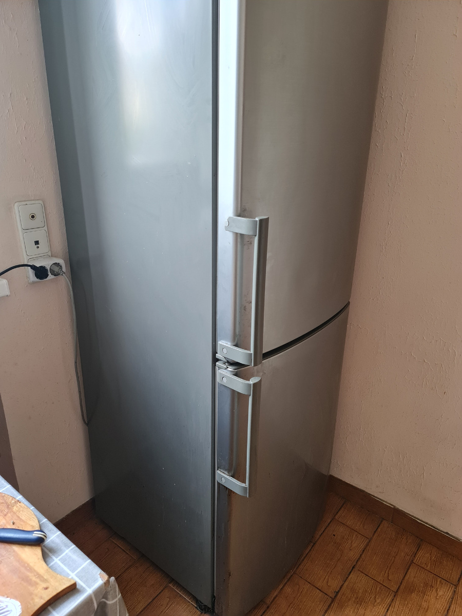 Нижняя ручка целая - верхняя держится только на нижнем саморезе. 