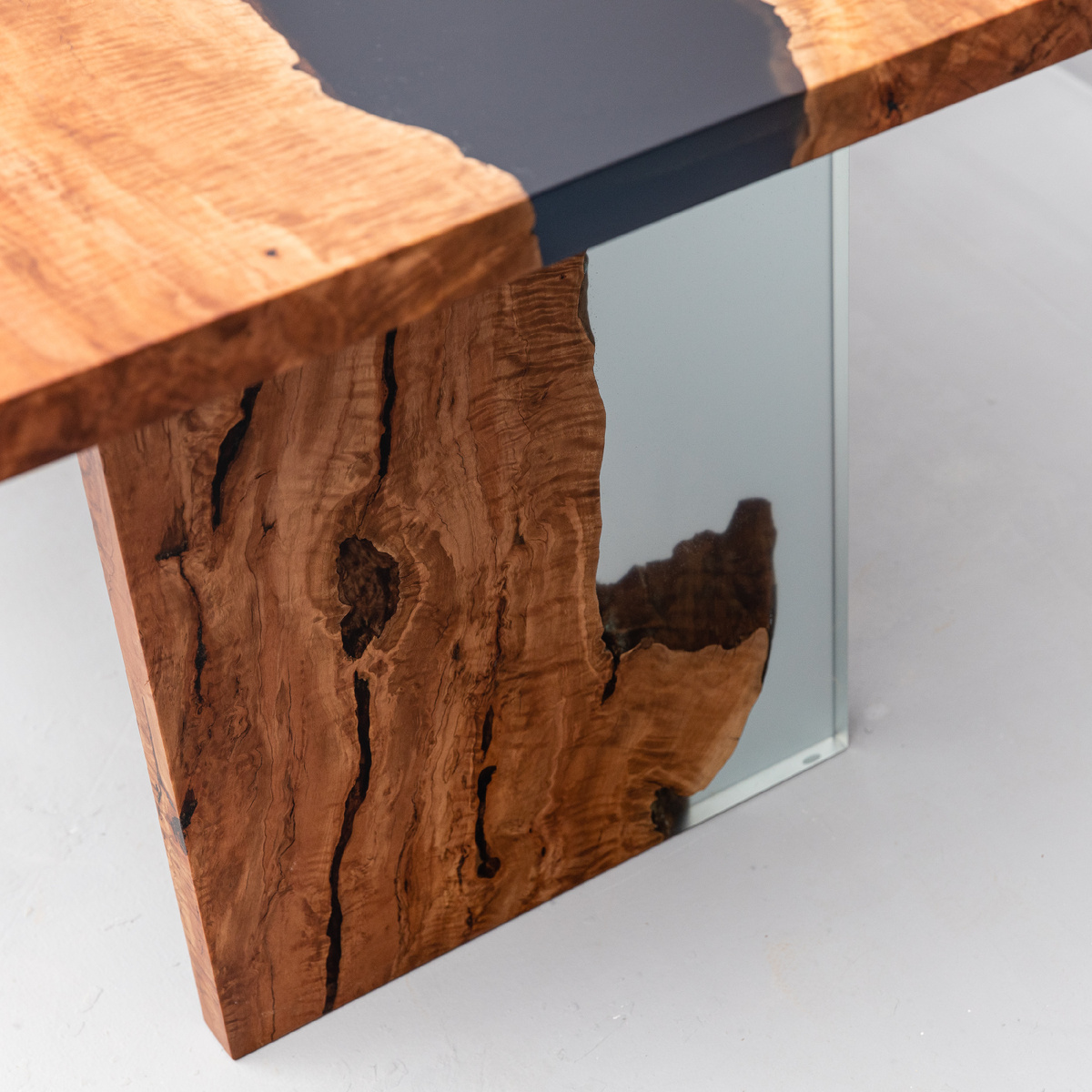 Стол из экзотической породы дерева Личи с добавлением полимерной смолы.