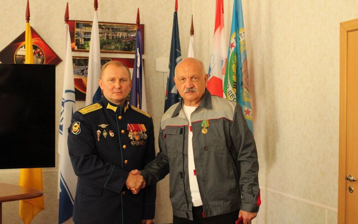    Президенту липецкого «Свободного сокола» вручили высокую награду за поддержку героев СВО Фото – ЛТК «Свободный Сокол»