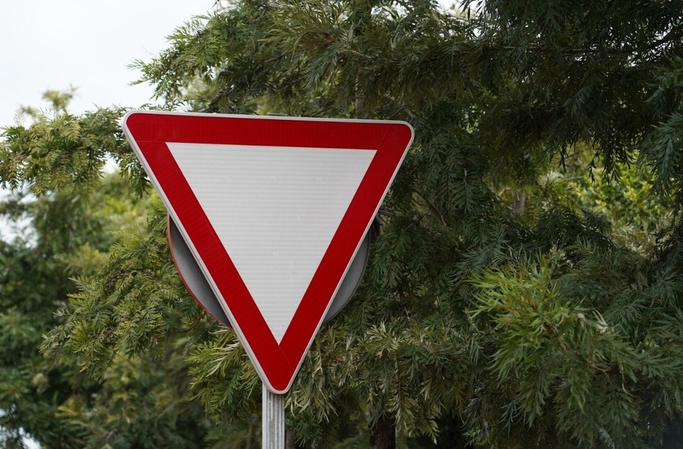    В ответ на многочисленные жалобы, знак «Остановка запрещена» сдвинули всего на 10 сантиметров, что не решило проблемы. Фото: freepik.com