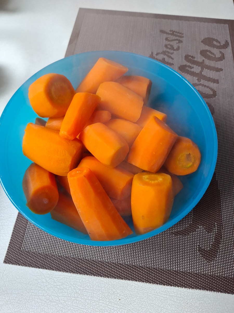 Сваренная морковь.