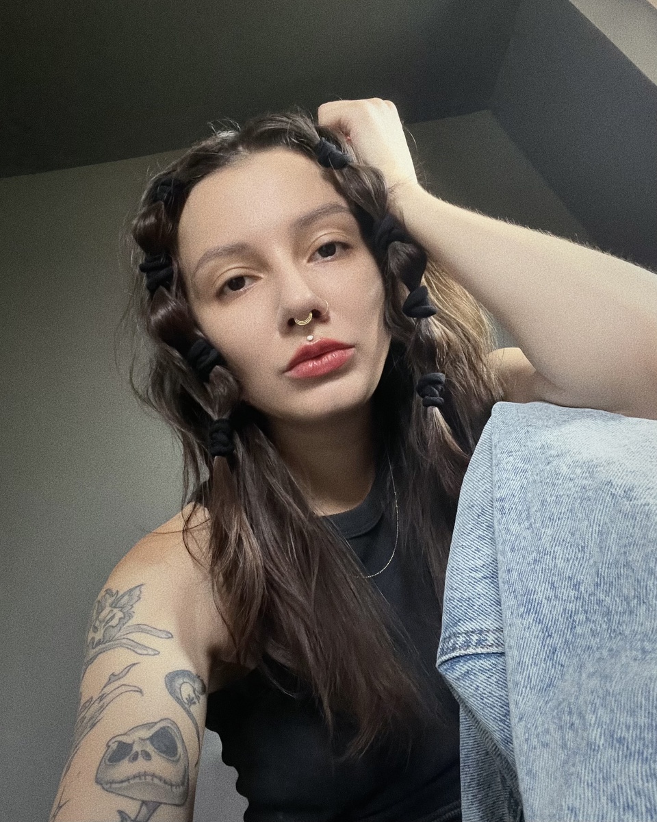 Мои глаза с полным макияжем выглядят более возрастными, а без ресниц намного свежее