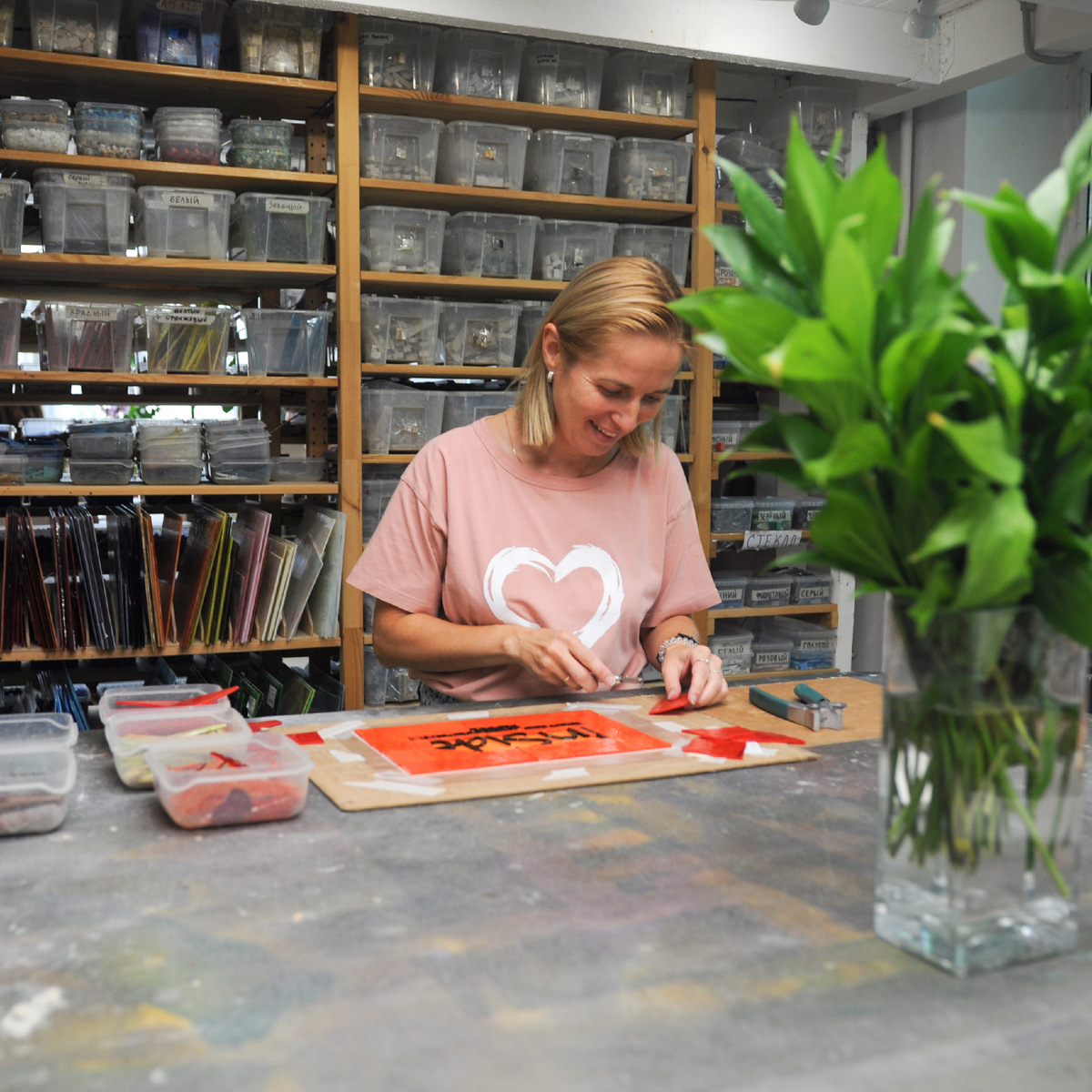 Мария в студии "Фавока" за занятиями мозаикой