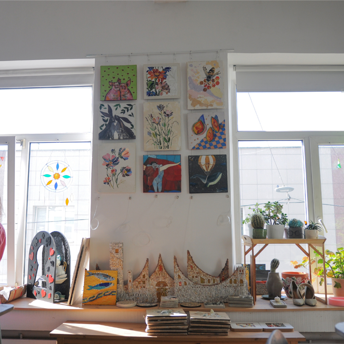 Солнышко, которое заглядывает в окна и добавляет шарма к творческой обстановке