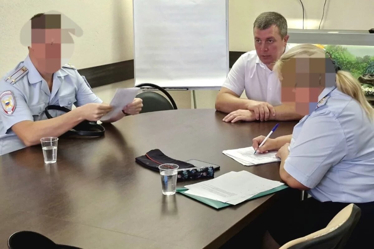    Полиция во время визита в офис Липецкого обкома КПРФ.