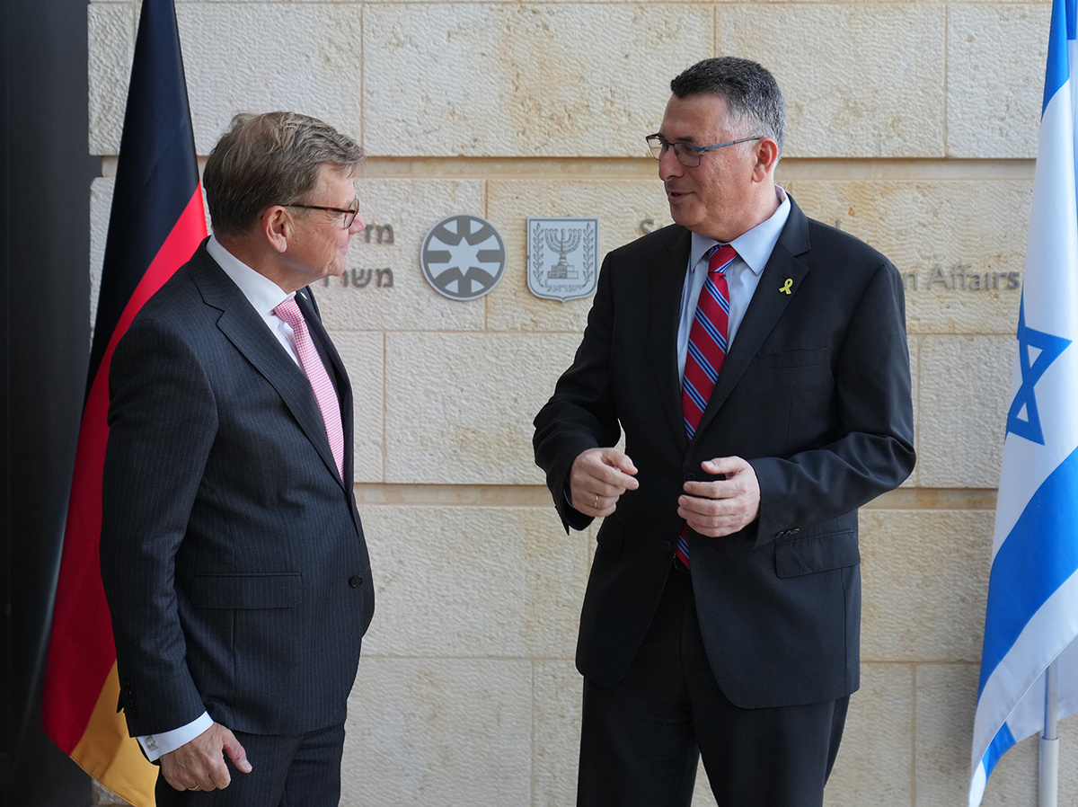   Министр иностранных дел Германии Йохан Вадефуль (слева) и его израильский коллега Гидеон Саар приветствуют друг друга перед их двусторонней встречей. 
Soeren Stache / DPA / Picture Alliance / TASS