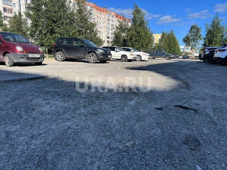 Ямы на дороге возле здания. Фото: URA.RU