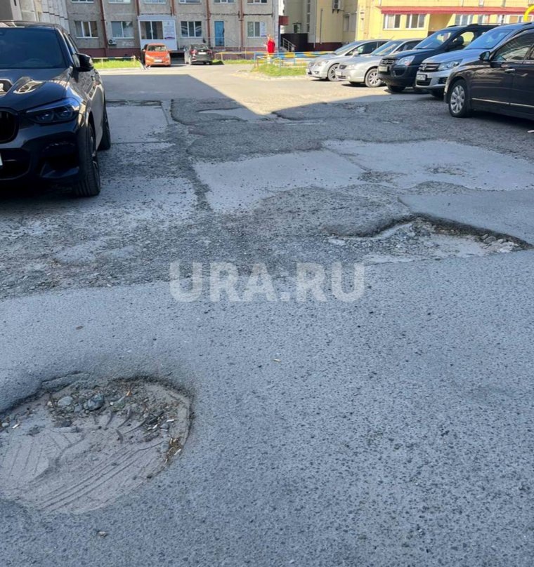 Отрезок дороги за зданием. Фото: URA.RU