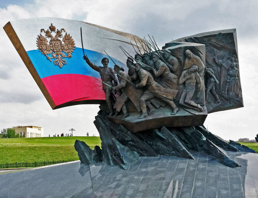 Памятник героям Первой Мировой войны. Фотография. Источник: https://histrf.ru/read/articles/geroyam-pervoy-mirovoy-voyny-moskva