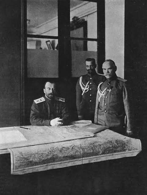 Государь в Ставке. Стоят Начальник Штаба генерал от инфантерии М. В. Алексеев и генерал-квартирмейстер генерал-майор М. С. Пустовойтенко. Фотография. Источник: https://topwar.ru/113381-imperator-nikolay-ii-kak-voennyy-deyatel-rossii-v-period-pervoy-mirovoy-voyny-chast-3.html