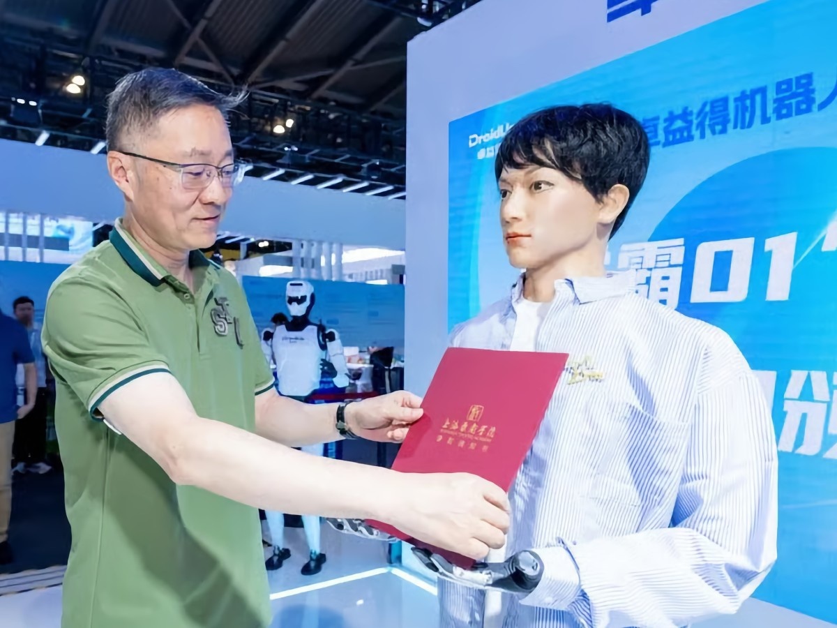    Робот-гуманоид Xueba 01 поступил в Шанхайскую театральную академию