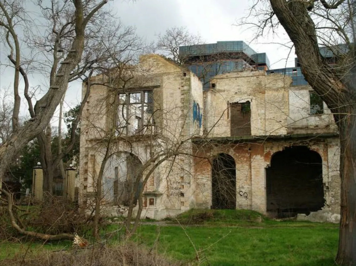 Вот такую картину можно было наблюдать на протяжении более 40 лет на Верхней набережной. А ведь это был некогда один из красивейших особняков Анапы. Фото из сети