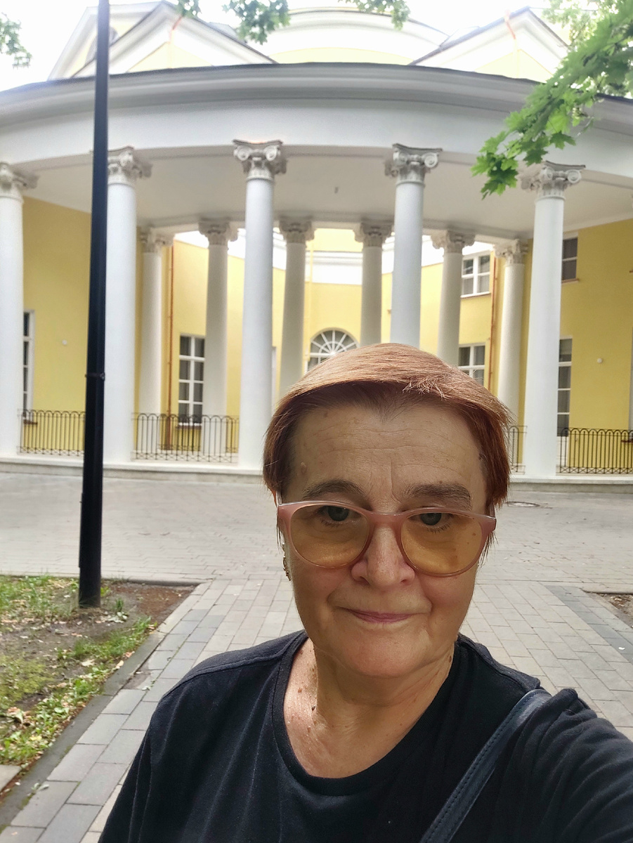 Я около дворца Н.А.Дурасова