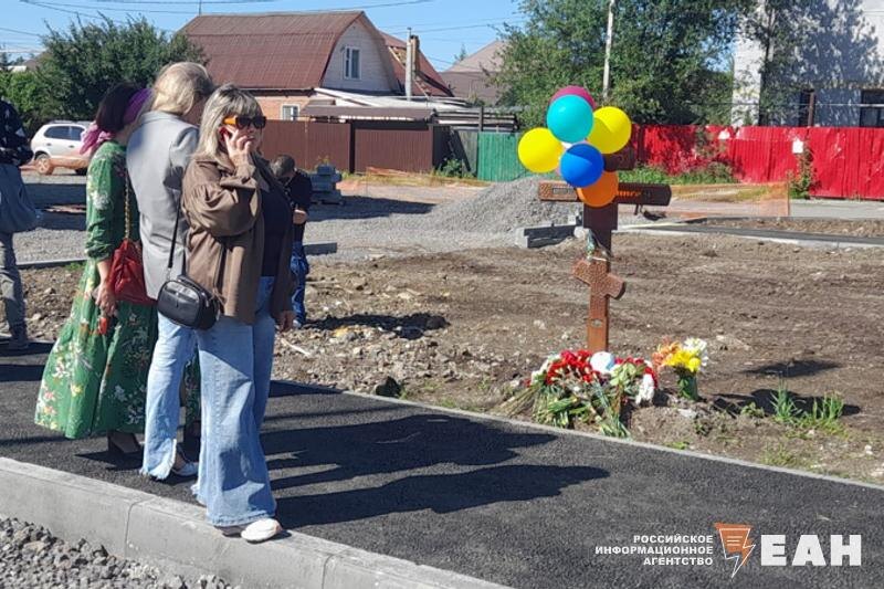    На месте трагедии спустя год установили крест