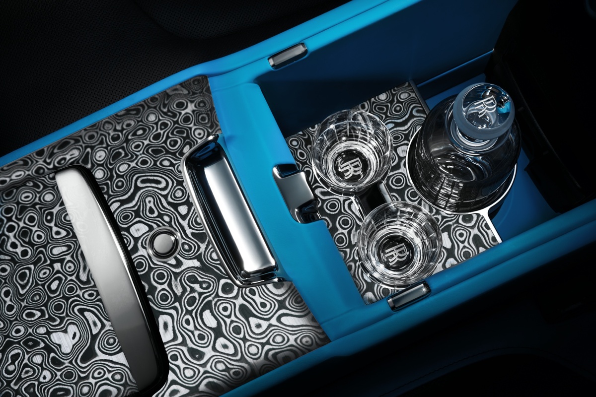 Кастомизация салона Rollsroyce эксклюзивным дамасским карбоном.