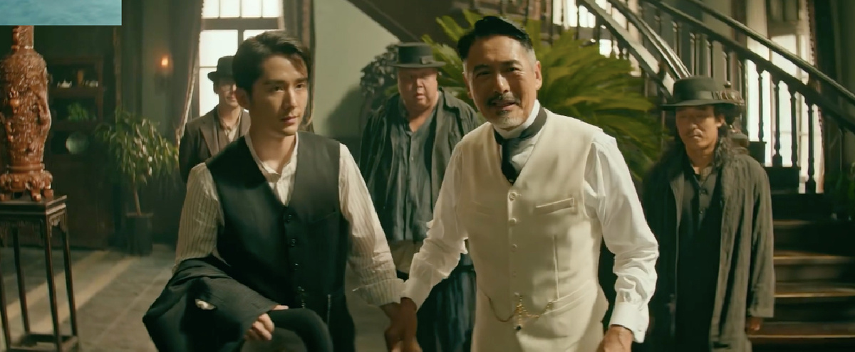 В галерее – скрины с экрана. На постере – яркие краски, но фильм снят в приглушенных тонах, картинка желтит, как на старых цветных фото