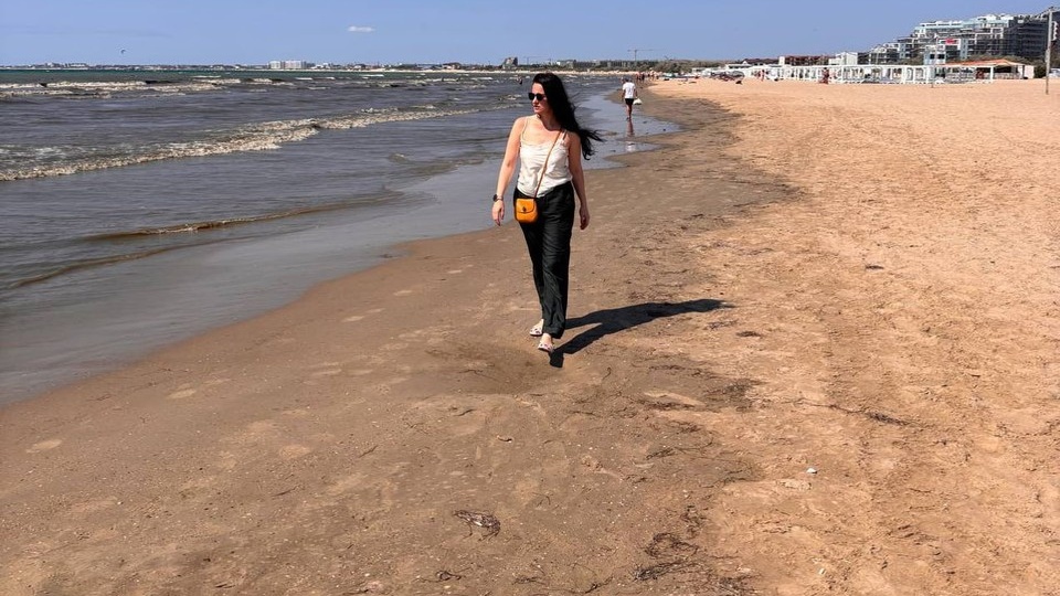 Это уже совсем другая Анапа! Больное Черное море, стопки ненужных лежаков и пустые рестораны