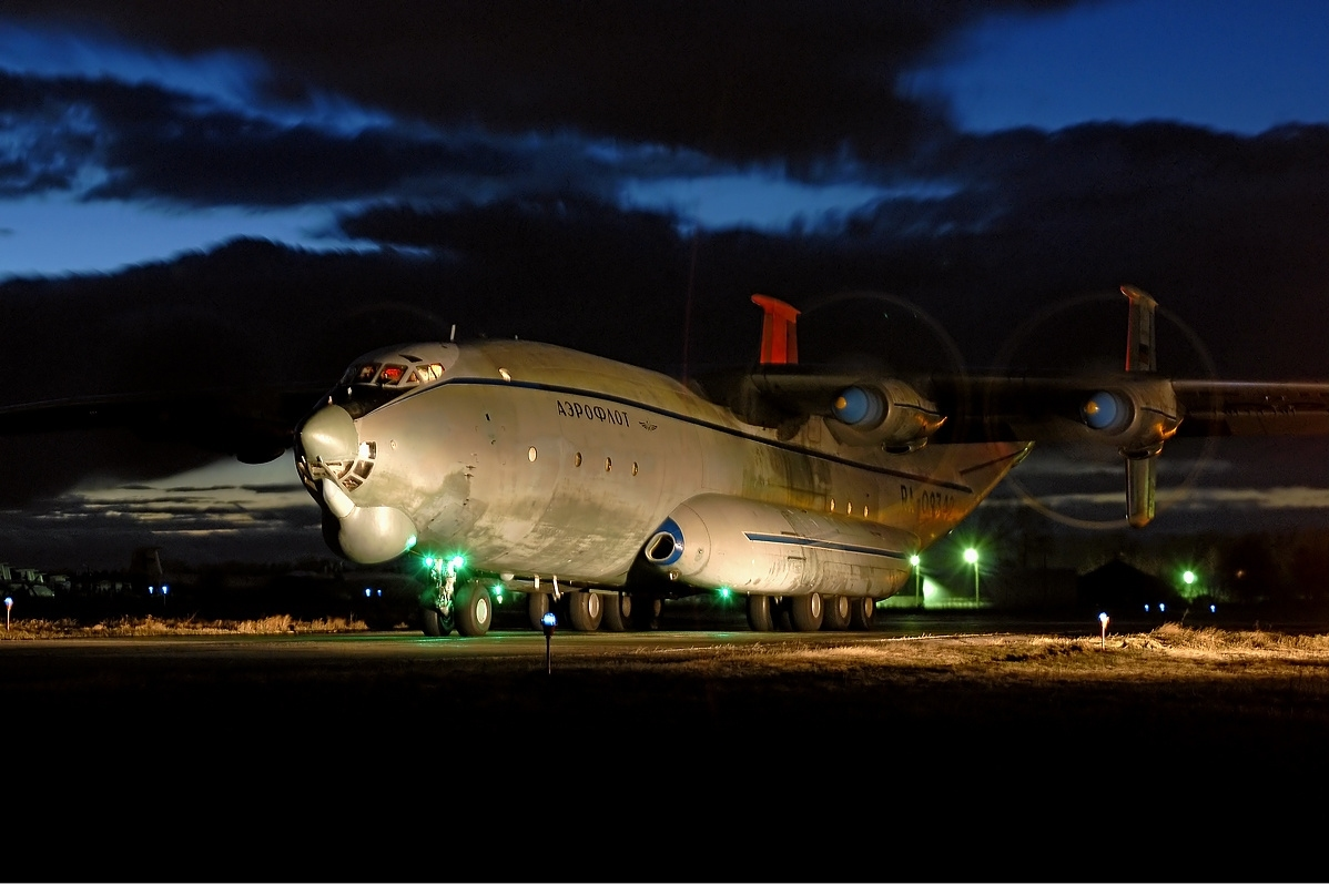 Ан-22А российских ВВС на аэродроме Мигалово