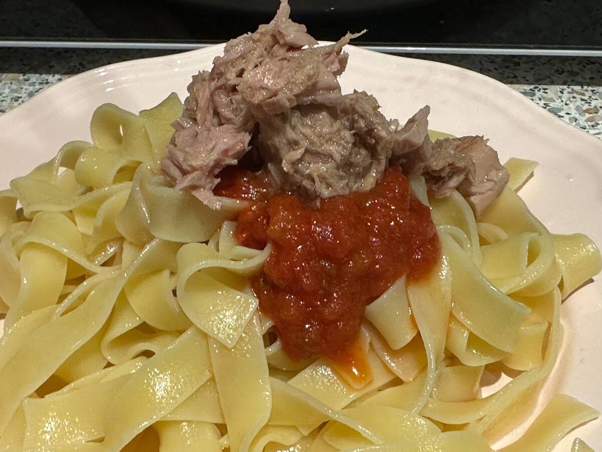 Вчера на ваши донаты в моей тарелке: мои фирменные Fettuccine al tonno - пармезана не было:)