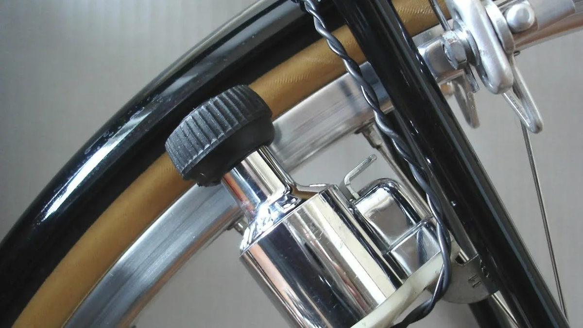 У моего деда было такое устройство на ХВЗ Турист, для питания фонаря.