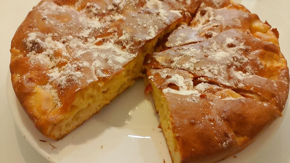 Яблочная шарлотка