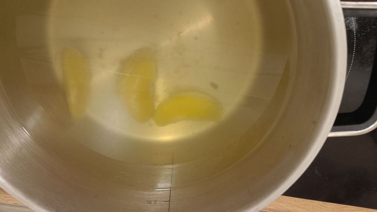 Компот из яблок с дольками апельсина