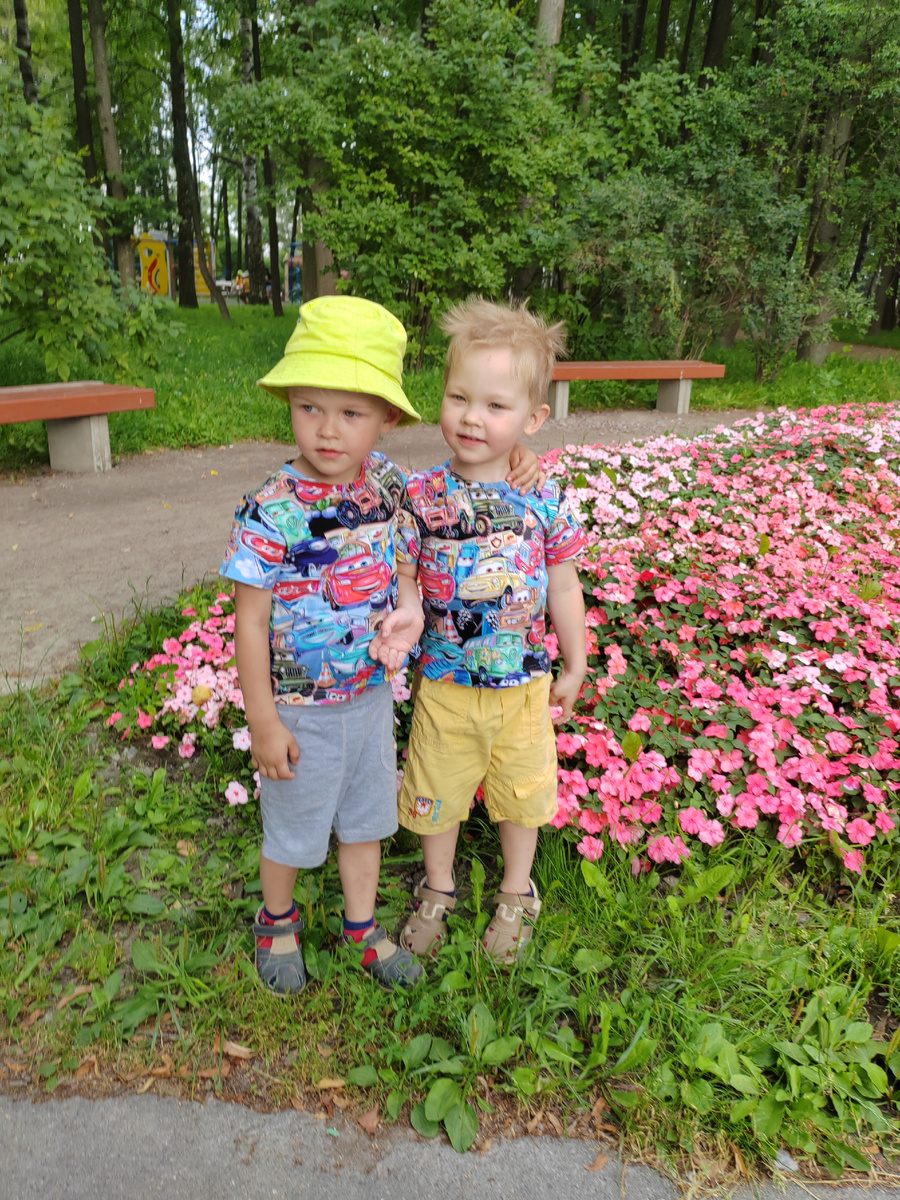 Парни у клумбы👇