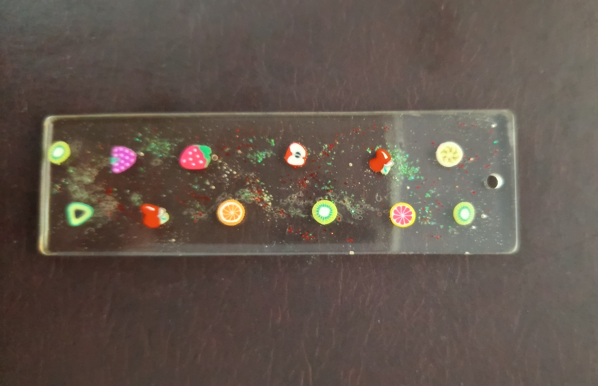 Книжная закладка из эпоксидной смолы. Работа и фото автора