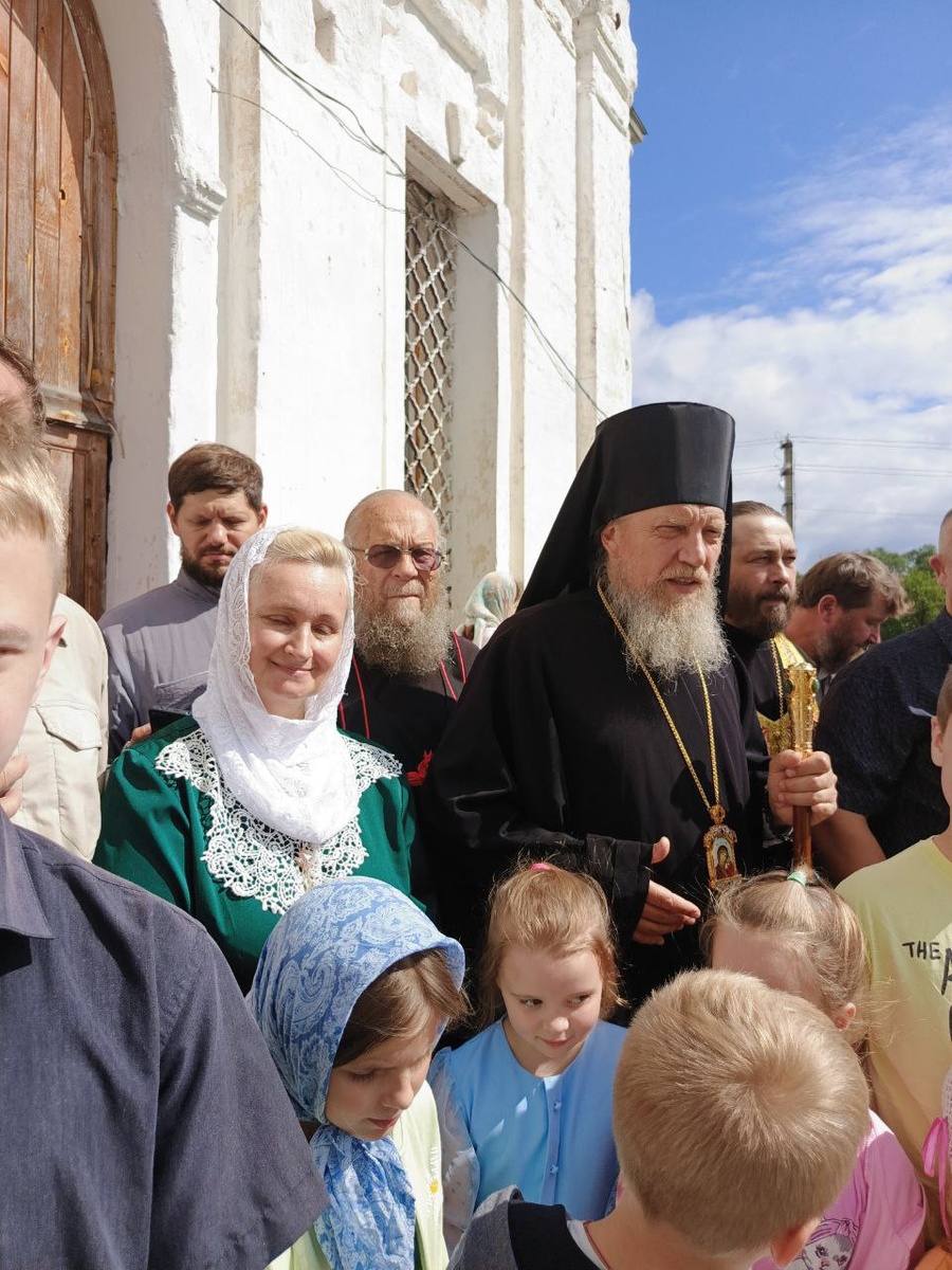 Рядом с епископом Шуйским и Тейковским Иоанном