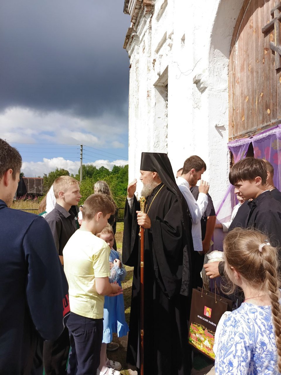 Наши ребята подходят под благословение