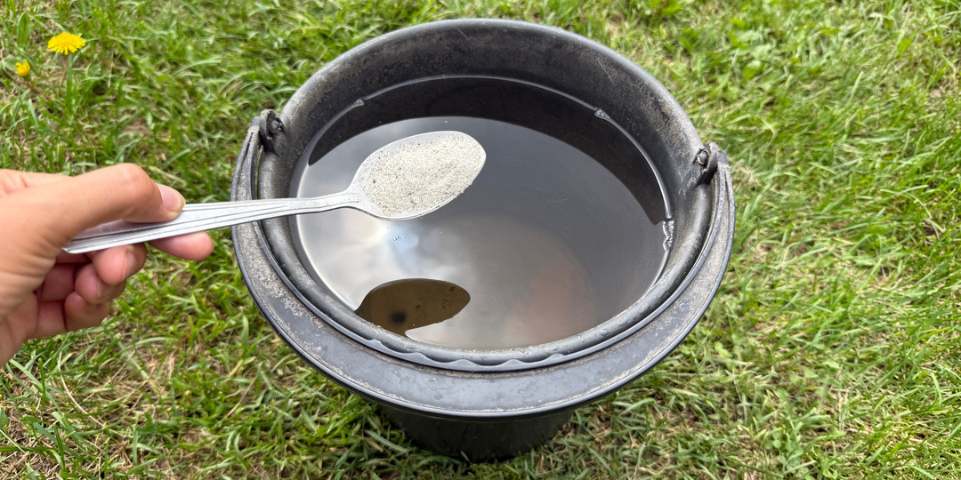 Сорняки исчезнут за 1 минуту навсегда! Простой рабочий способ: всего 1 ложка на ведро воды