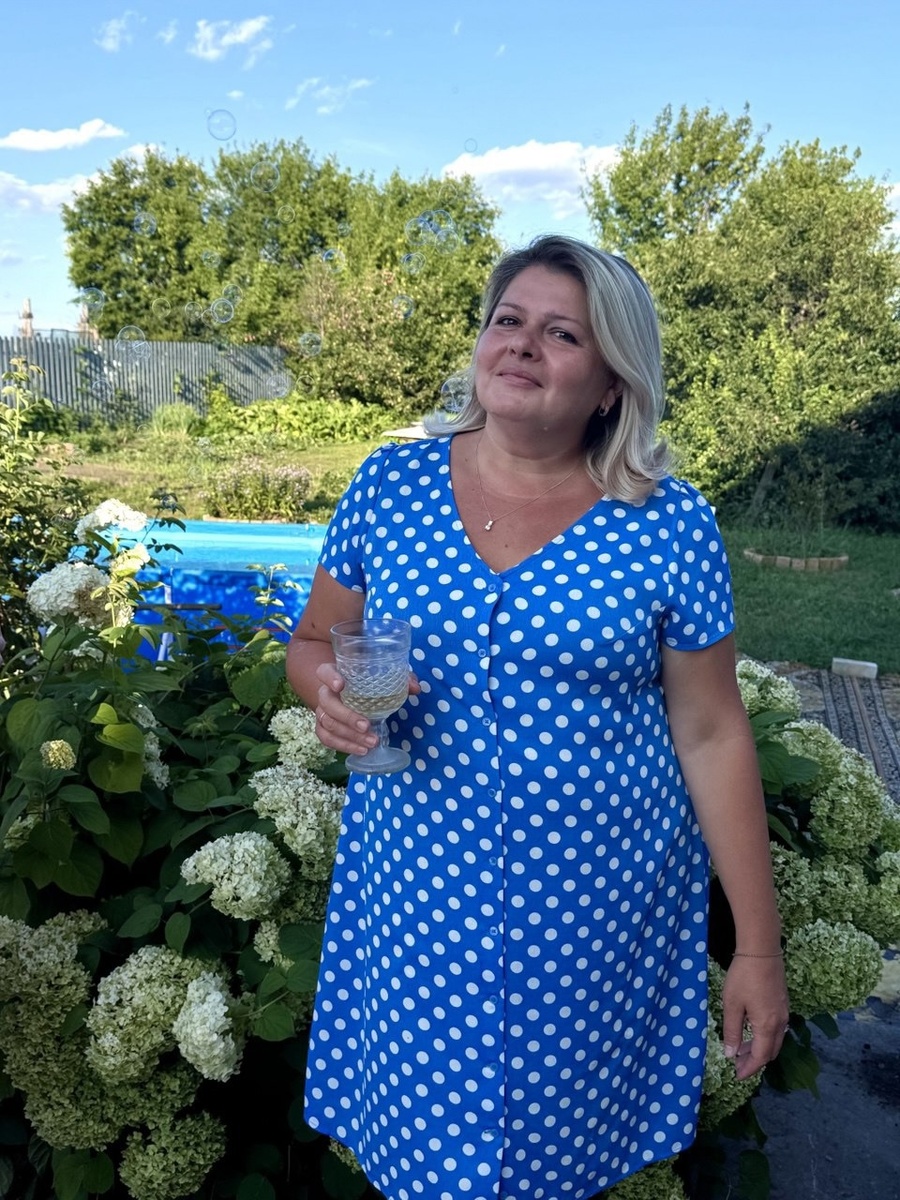 Дама в горошек на фоне собственных гортензий)