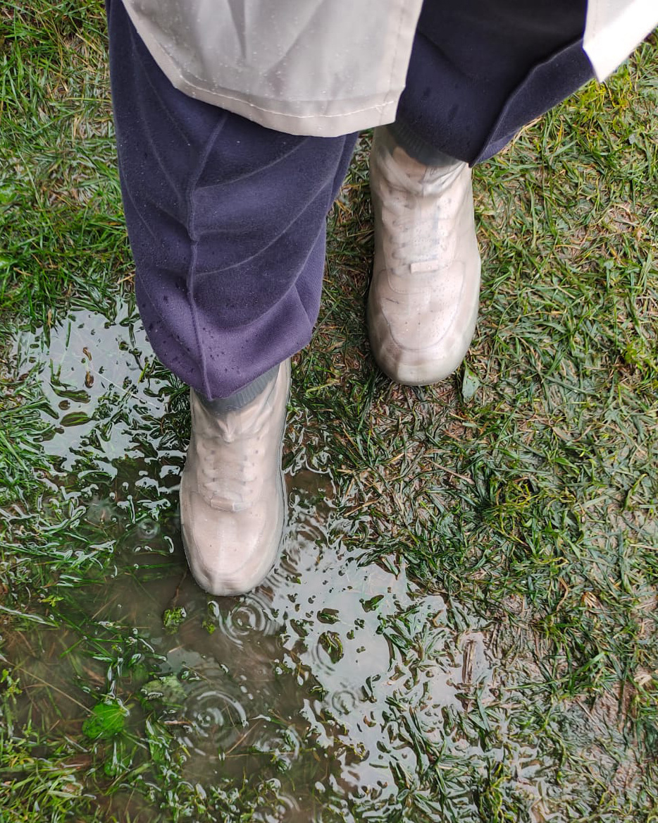 Кстати, в чехлы плотно прилегают в отличие от некоторой влагостойкой обуви, поэтому сверху не затекает вода, если дождевик короче.