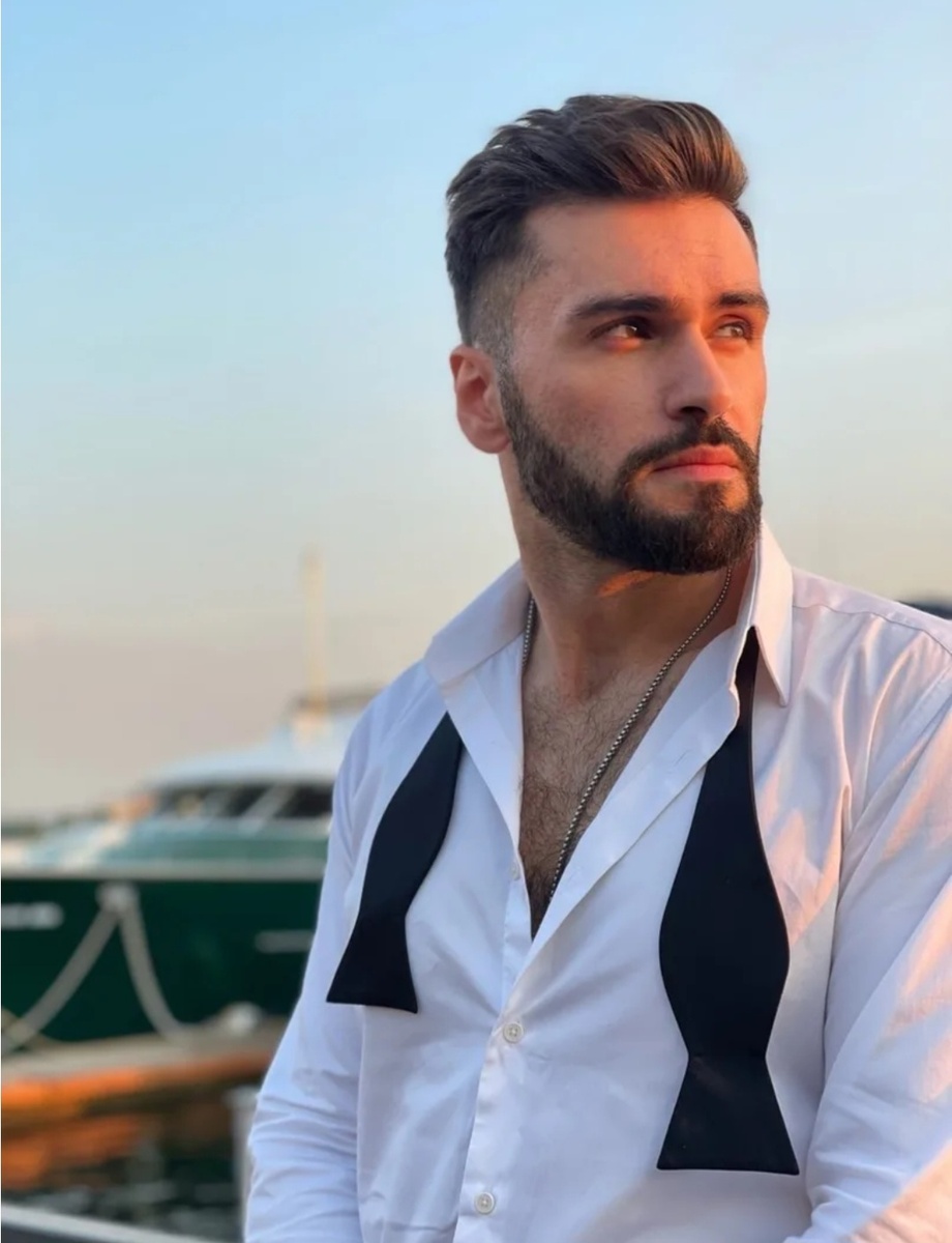 Нодар Ревия радует всех своими треками прямо под небом разных городов