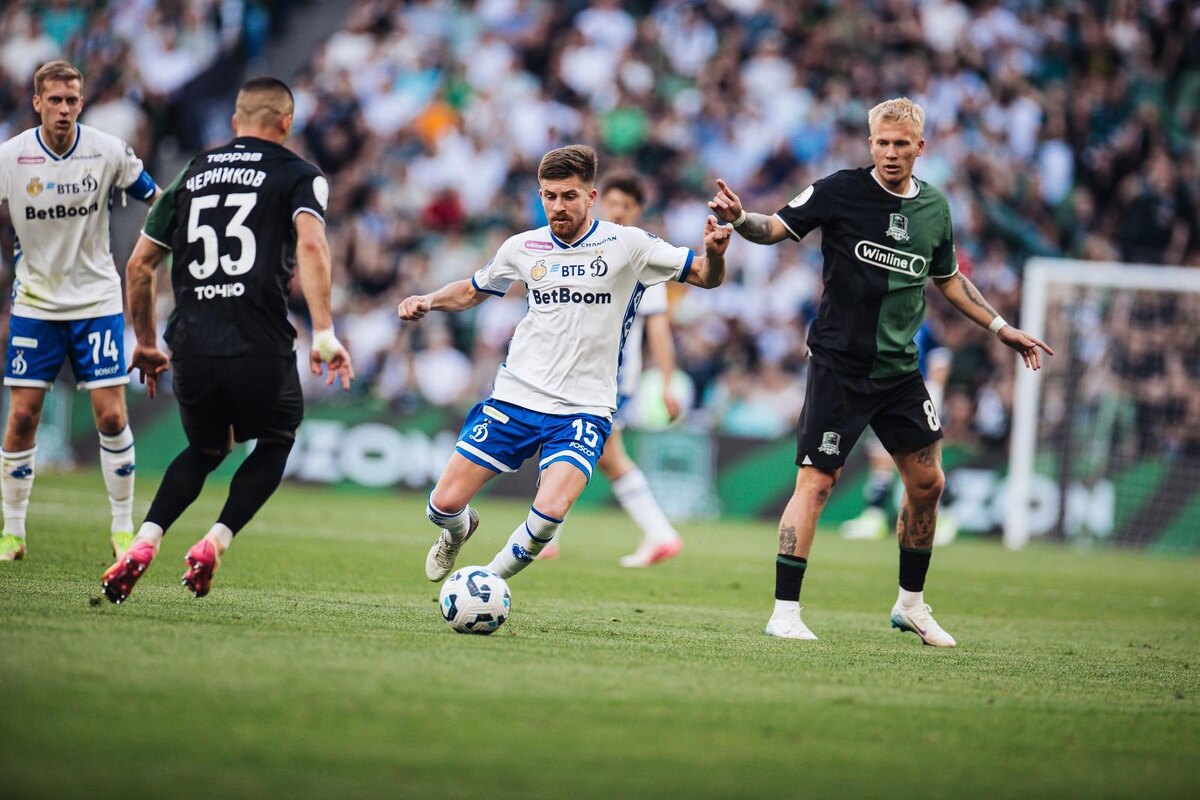 Данил Глебов (в центре)