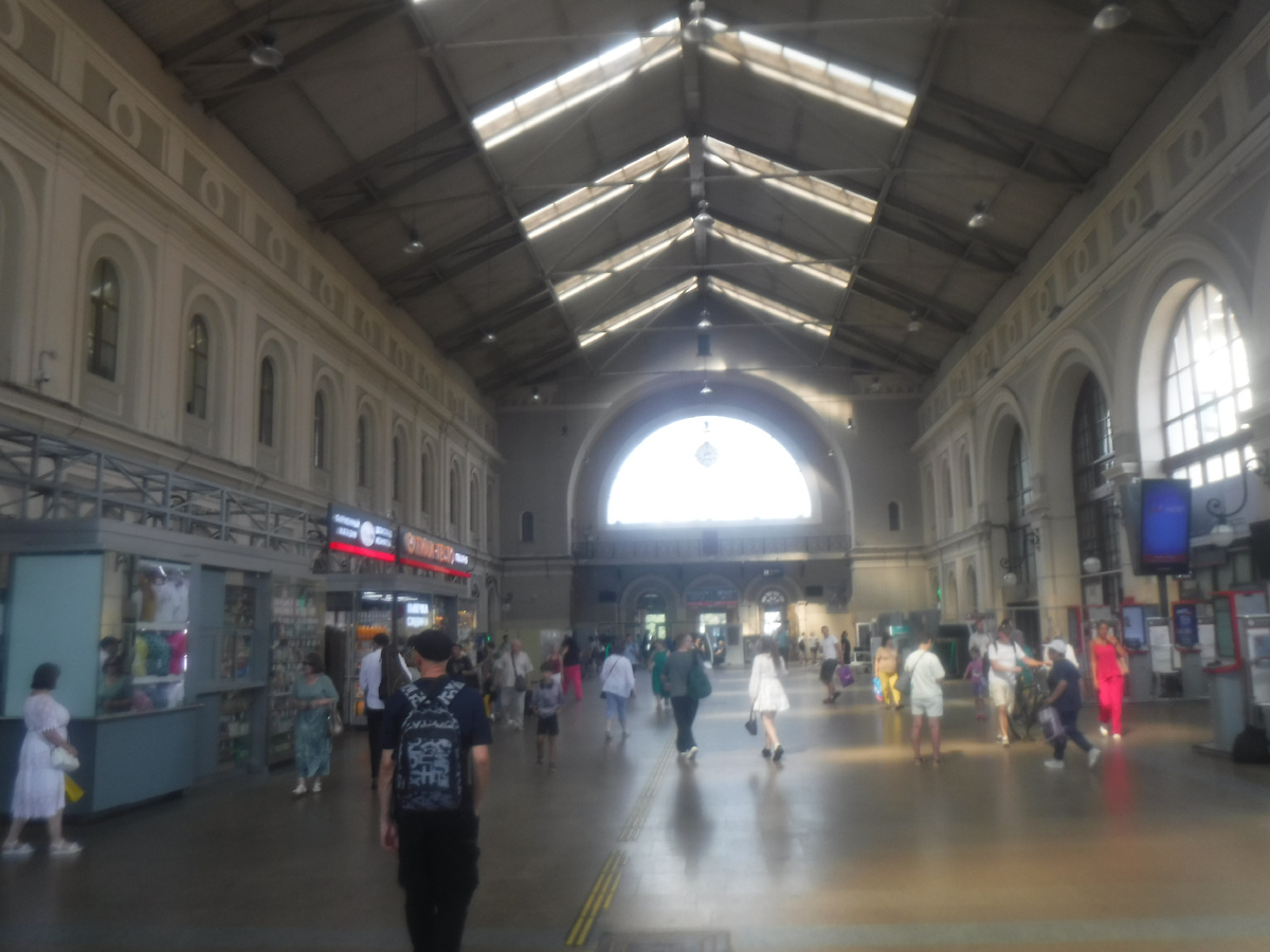 В здании Балтийского вокзала. Раньше здесь ходили поезда.