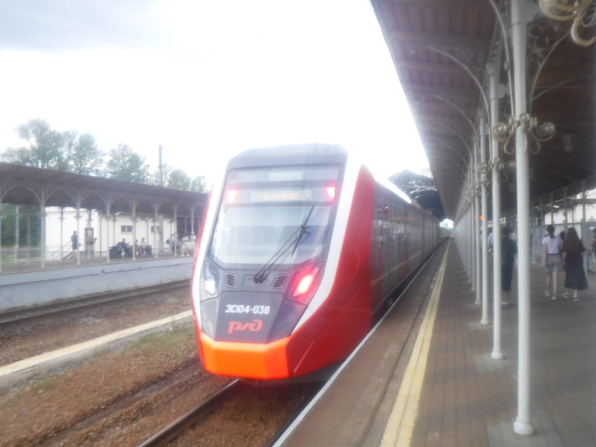  Старый готический вокзал в Новом Петергофе и ультрасовременный поезд "Фернист"