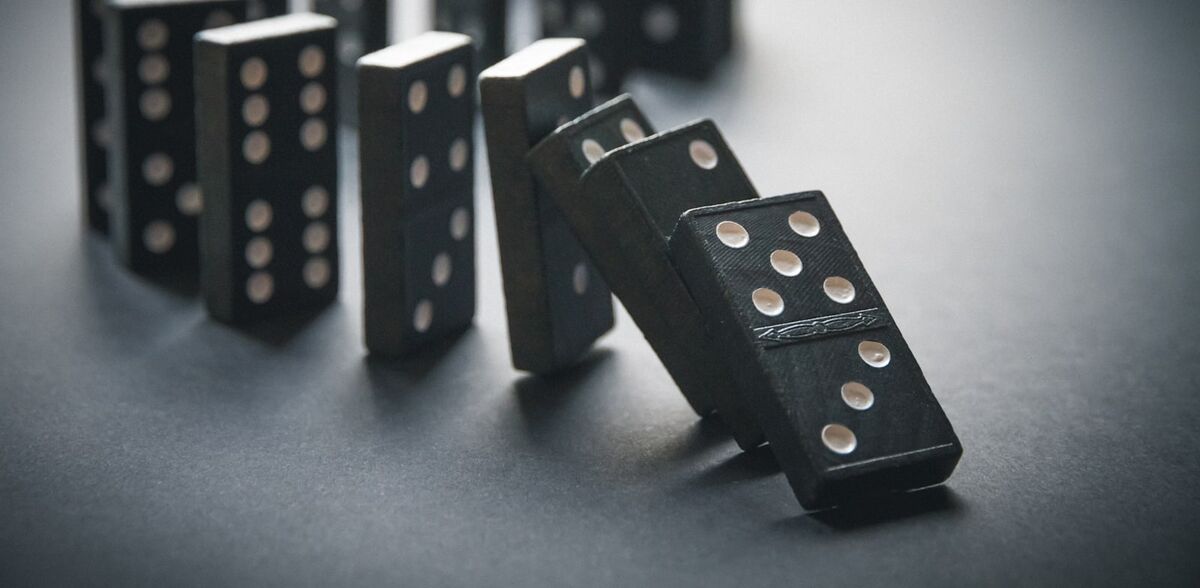 Системы живут по принципу домино: один элемент падает, и запускается реакция. Только вместо костяшек — судьбы, выборы, эмоции… 