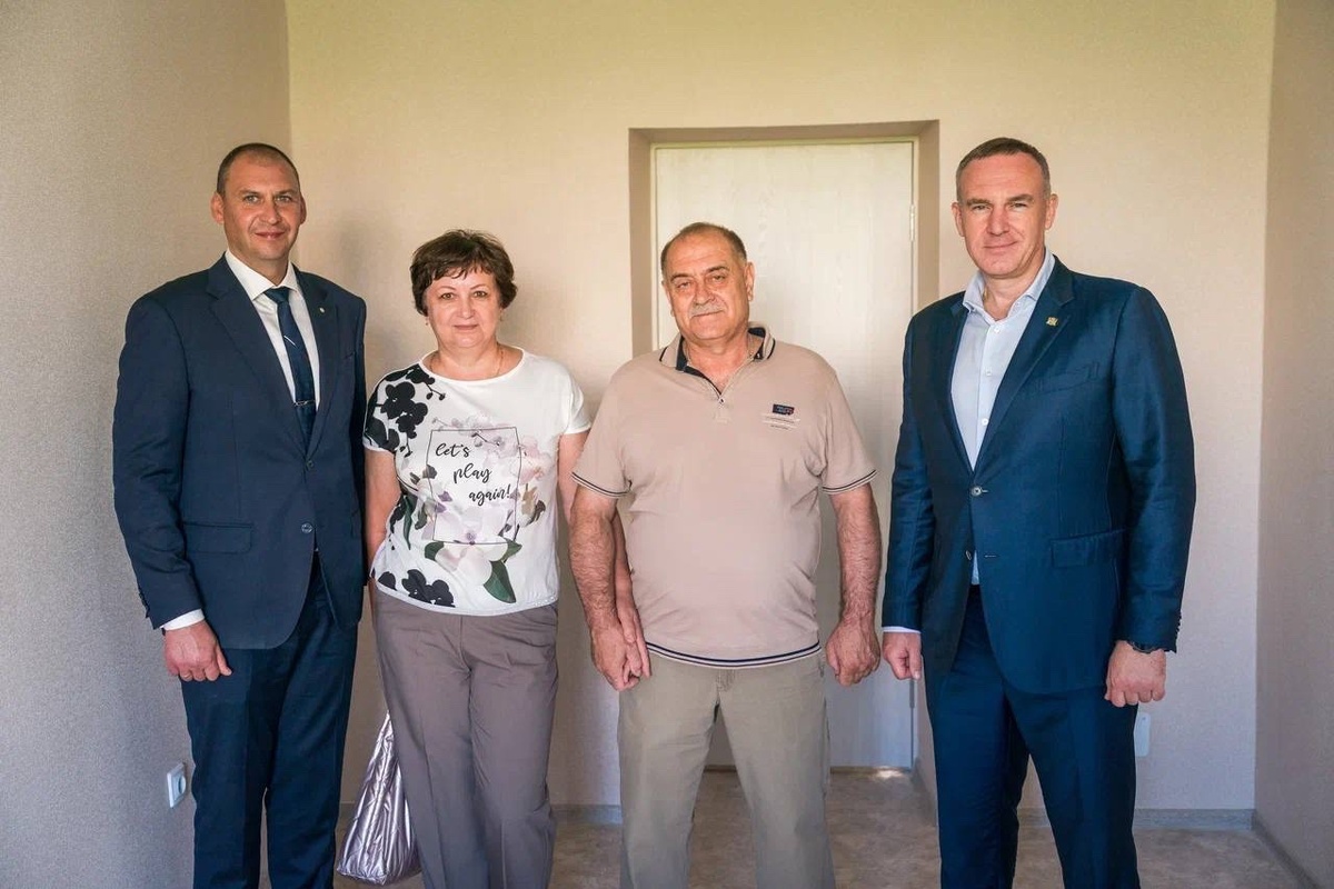    Руслан Кухарук познакомился с новоселами из Мегиона, которые переезжают в новое жилье из аварийного