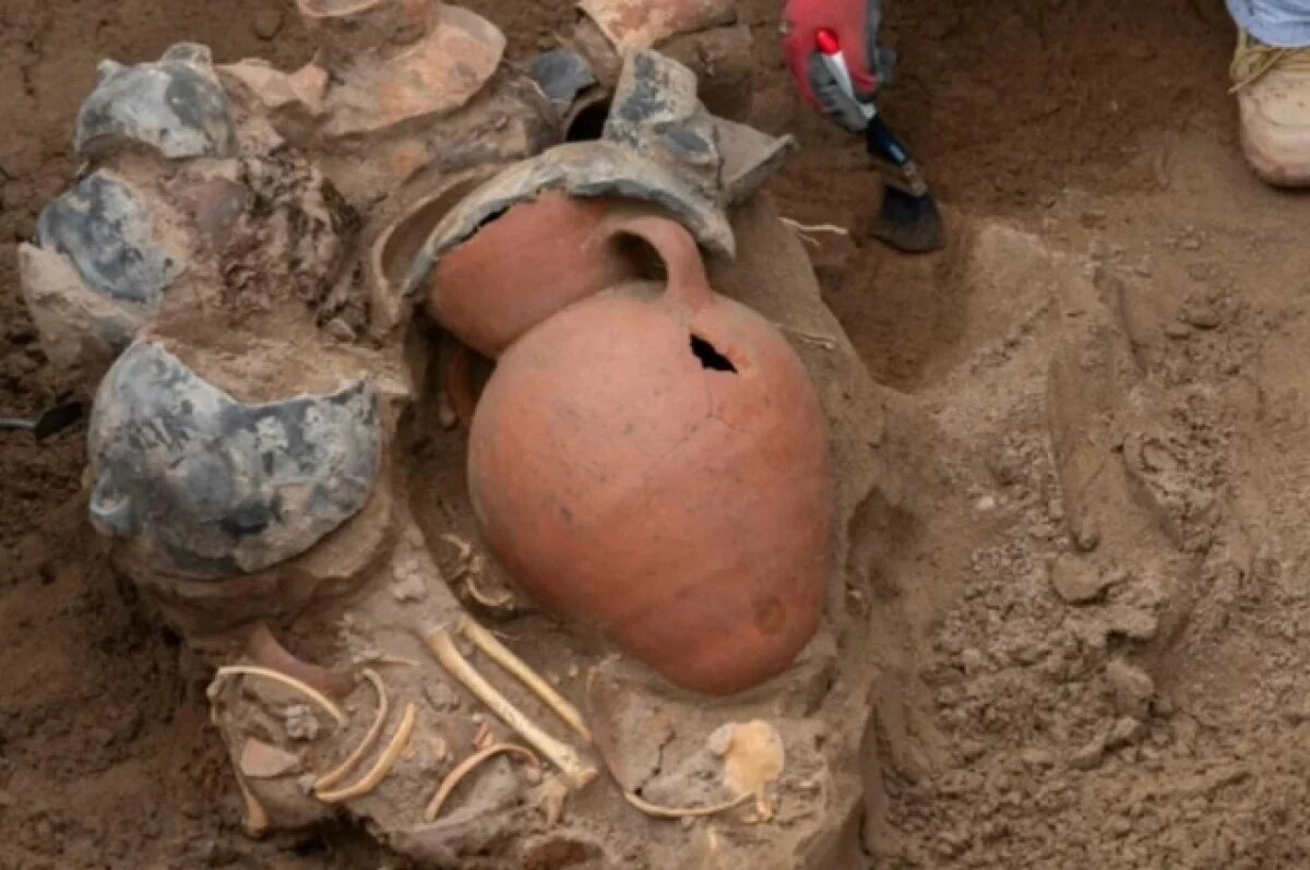    Коммунальщики случайно раскопали гробницу доинкского периода в Перу