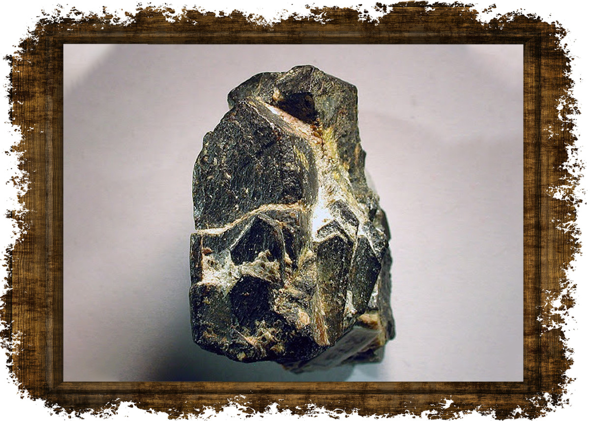 Минерал самарскит, в котором был обнаружен самарий. Фото в свободном доступе. 