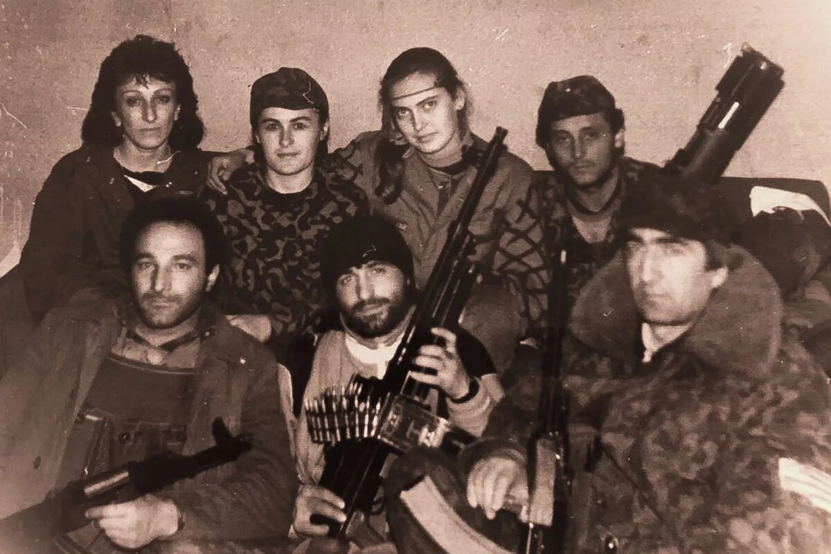 Ирина Завьялова вместе с группой абхазских бойцов во время Отечественной войны народа Абхазии © Фото : Виталий Кецба