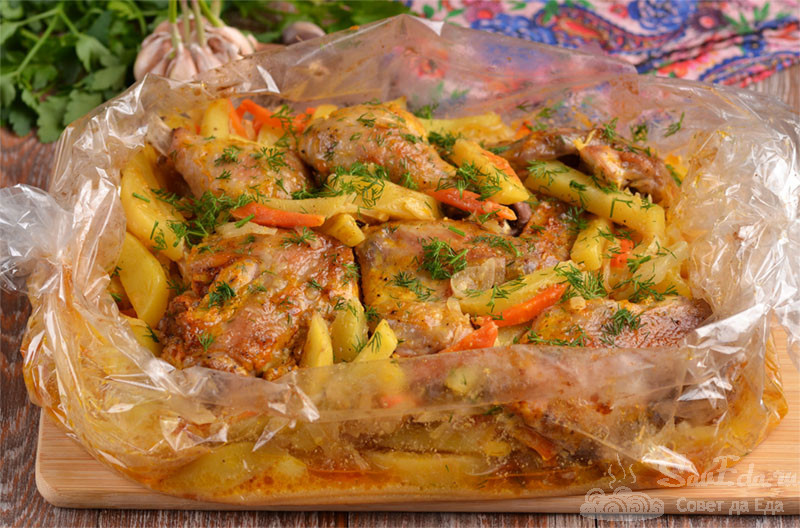 Запеченная курица с картошкой и овощами в пакете: вкусное и простое блюдо!