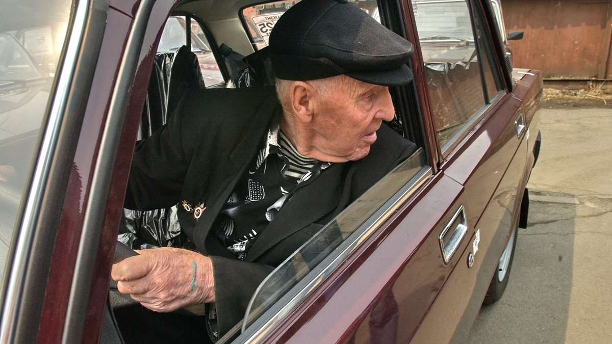 Странная логика: работать до 65 — нужно,а вот водить машину после 60 — уже нежелательно.