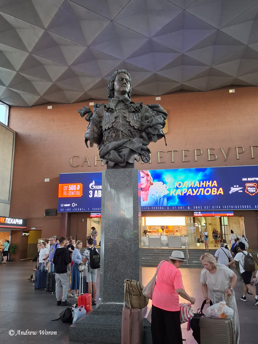 Памятник Петру Первому в здании Московского вокзала