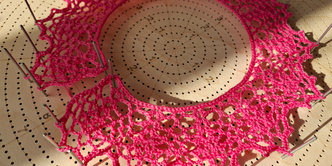 Розовый ажурный воротничок крючком