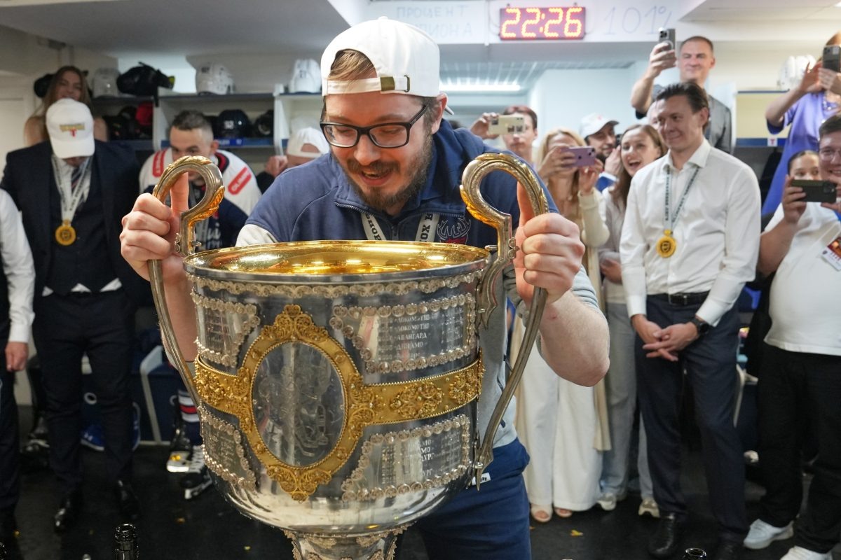    Андрей Порядин с чемпионским трофеем в раздевалке горьковчан после шестого матча финала ВХЛ с воскресенским «Химиком»