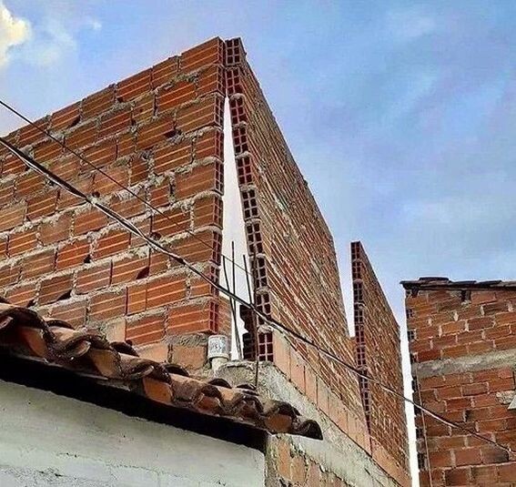 Если кто-то начнет доказывать, что это строили специалисты - я поверю, потому что у нас сегодня даже специалисты на на ходу спят